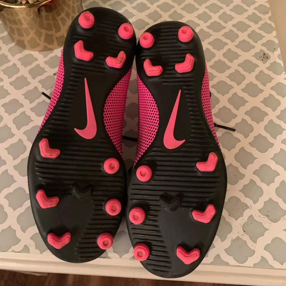 Girls Nike soccer cleats - Picture 2 of 4